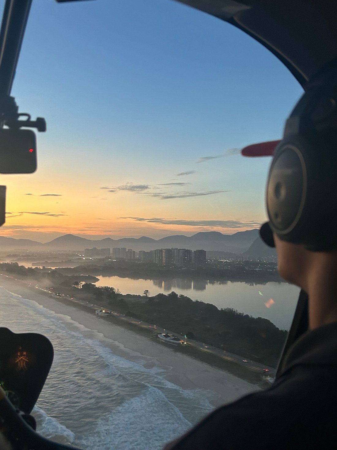 Amanecer sobre Río desde el helicóptero